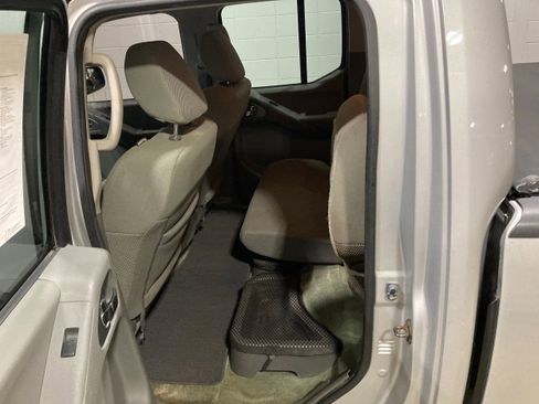 Used 2015 Nissan Frontier SV image 18