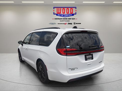 New 2027 Chrysler Pacifica Limited FWD image 5