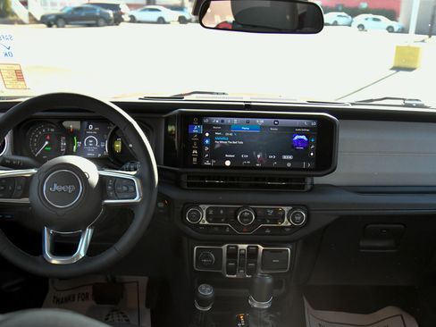 Used 2025 Jeep Wrangler Sahara image 39