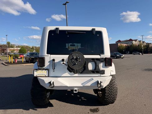 Used 2016 Jeep Wrangler Unlimited Sahara w/ Connectivity Group image 7