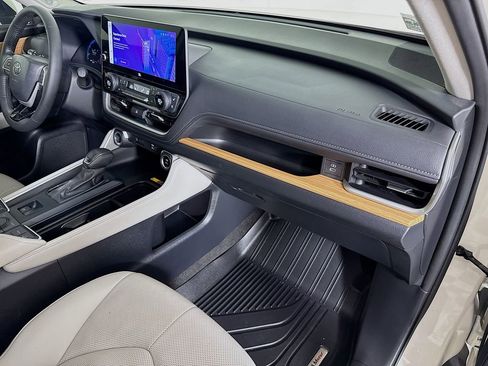 Used 2024 Toyota Grand Highlander Limited image 31