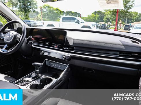 Used 2025 Kia Carnival SX w/ SX Dark Edition Package FWD image 32