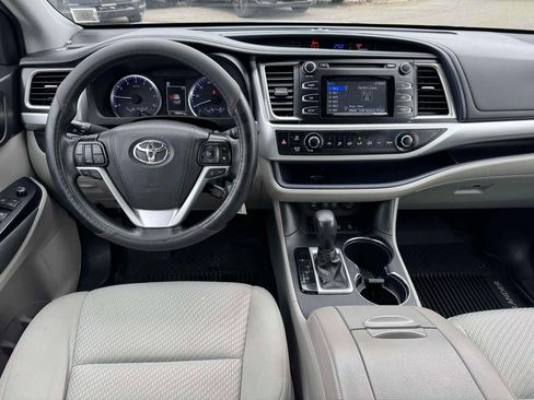 Used 2019 Toyota Highlander LE image 17