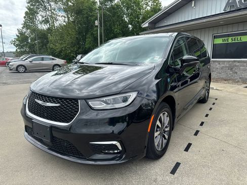 Used 2022 Chrysler Pacifica Touring-L w/ Uconnect Theater Family Group FWD image 3