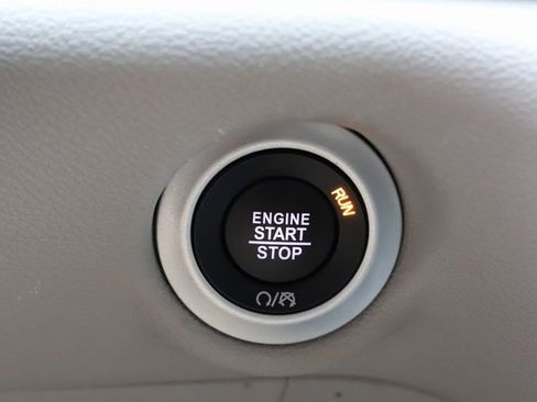 Used 2024 Chrysler Pacifica Touring-L image 37