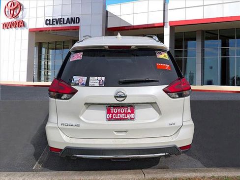 Used 2018 Nissan Rogue SV w/ Premium Package FWD image 6