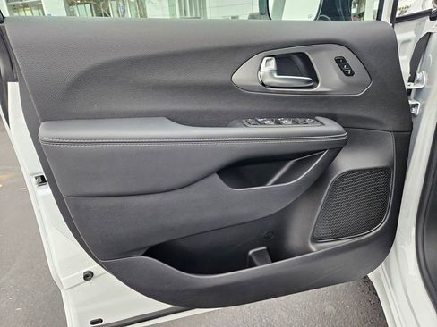 New 2026 Chrysler Pacifica Select image 10