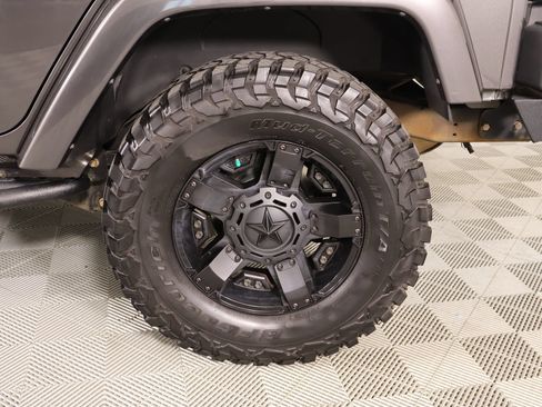 Used 2014 Jeep Wrangler Unlimited Rubicon w/ Connectivity Group AWD/4WD image 17