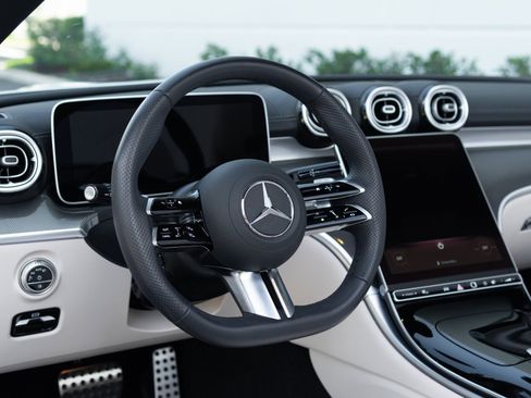 Used 2025 Mercedes-Benz CLE 450 4MATIC Cabriolet image 33