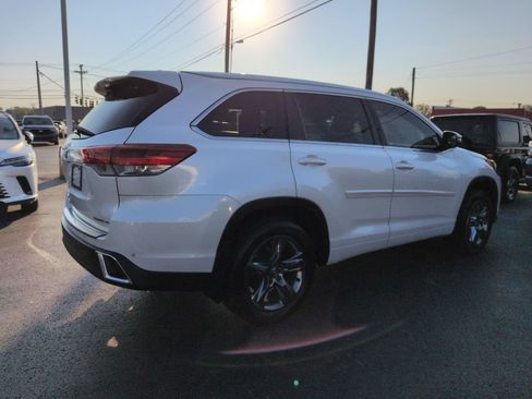Used 2017 Toyota Highlander Limited Platinum w/ Preferred Accessory Package AWD/4WD image 5