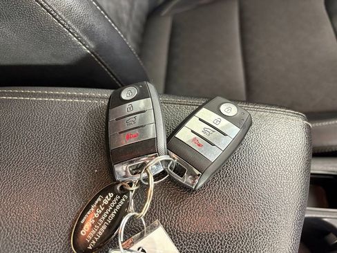 Used 2017 Kia Niro EX image 41