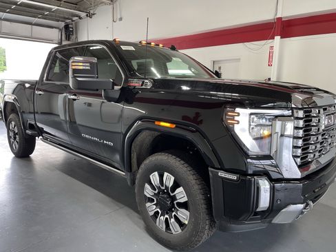 New 2026 GMC Sierra 2500 Denali w/ Denali Reserve Package AWD/4WD image 3