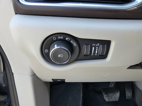 Used 2019 Chrysler Pacifica Touring-L Plus w/ Tire & Wheel Group FWD image 21