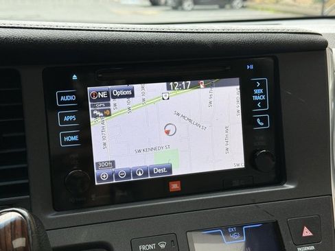 Used 2017 Toyota Sienna Limited image 16