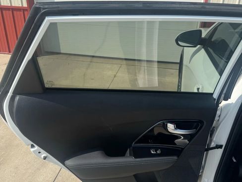 Used 2022 Kia Niro LXS image 13