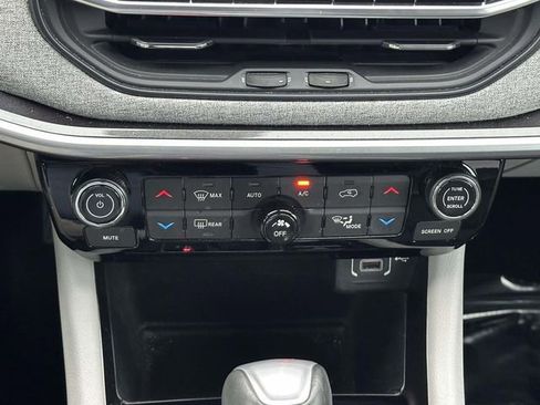 Used 2023 Jeep Compass Latitude w/ Sun and Sound Group image 17