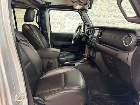 Used 2022 Jeep Wrangler Unlimited Sahara w/ Cold Weather Group AWD/4WD image 11
