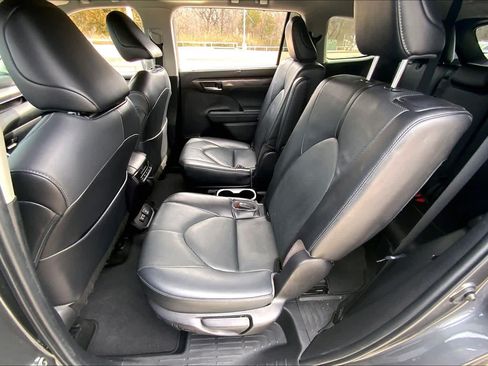 Used 2023 Toyota Highlander Limited FWD image 34