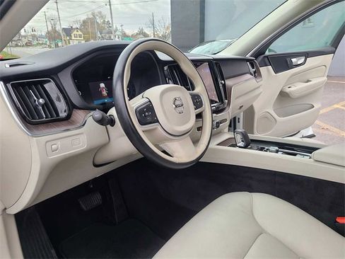 Used 2022 Volvo XC60 B5 Momentum image 12