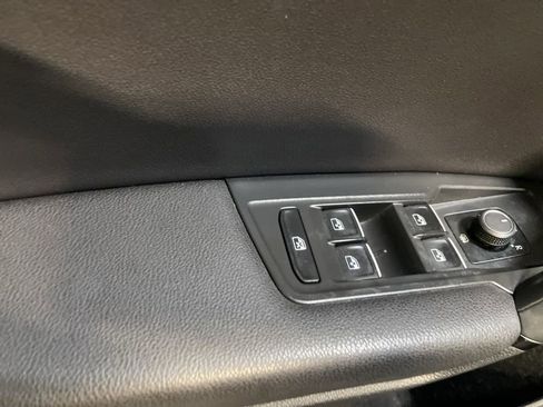 Used 2019 Volkswagen Tiguan SEL image 17