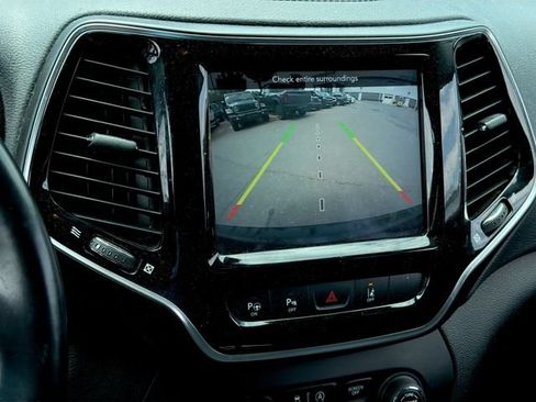 Used 2019 Jeep Cherokee Limited w/ Technology Group FWD image 14