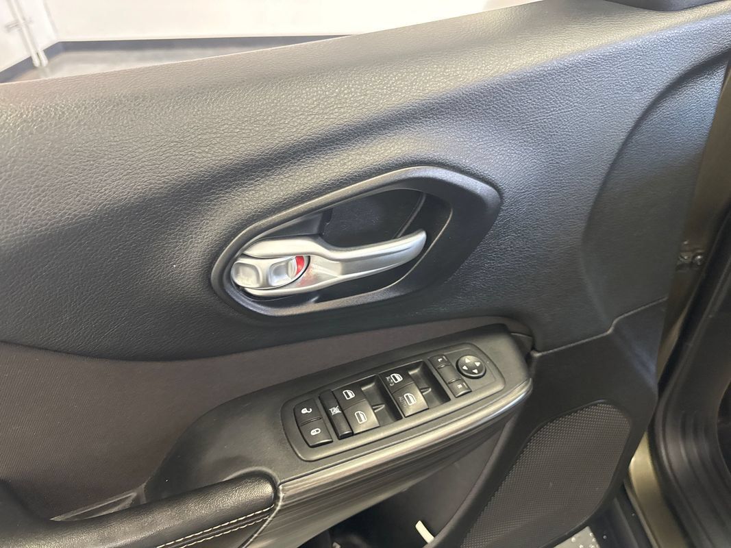Used 2015 Jeep Cherokee Latitude AWD/4WD image 10