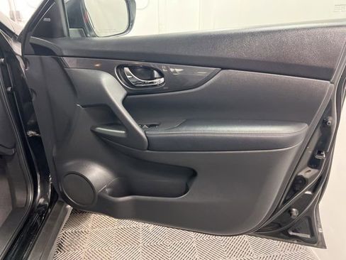 Used 2018 Nissan Rogue S AWD/4WD image 12