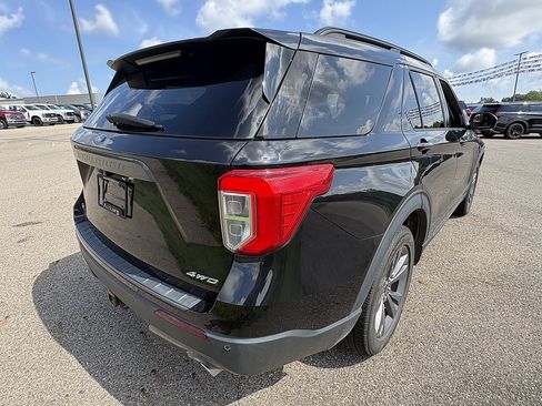 Used 2022 Ford Explorer XLT w/ Equipment Group 202A AWD/4WD image 5