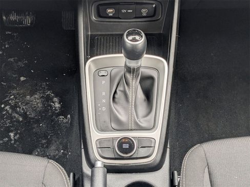 Used 2025 Hyundai Venue SEL image 25