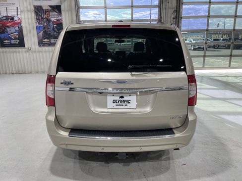 Used 2015 Chrysler Town & Country Limited Platinum image 7
