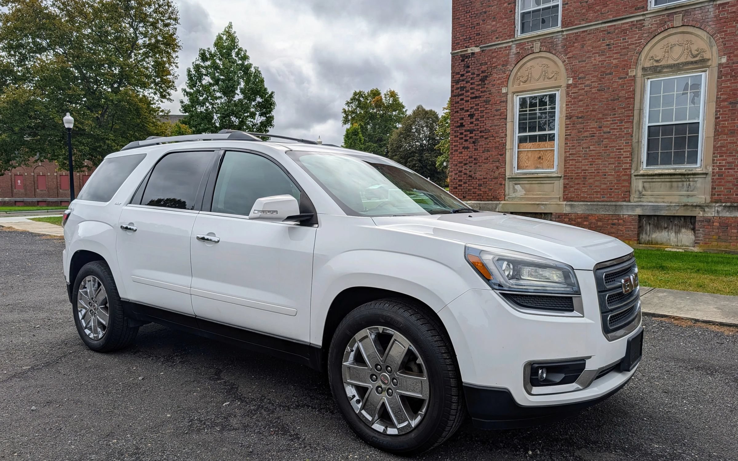 Used 2017 GMC Acadia Limited SLT AWD/4WD image 1