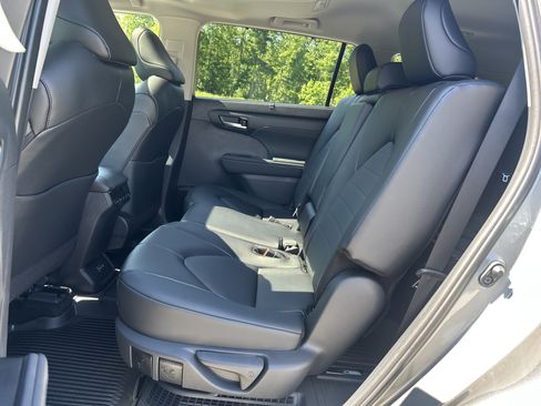 Used 2026 Toyota Highlander XLE AWD/4WD image 16