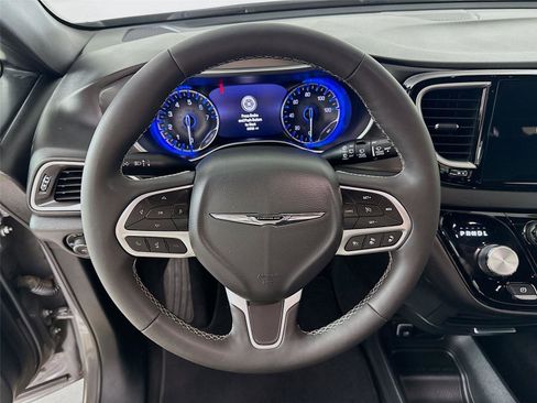 Used 2025 Chrysler Pacifica Select image 12