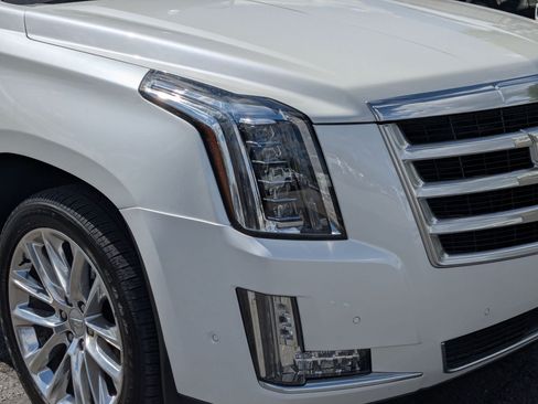 Certified 2020 Cadillac Escalade Premium Luxury AWD/4WD image 11