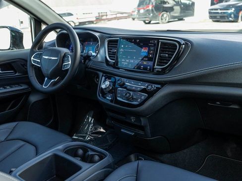 New 2026 Chrysler Pacifica Select image 30