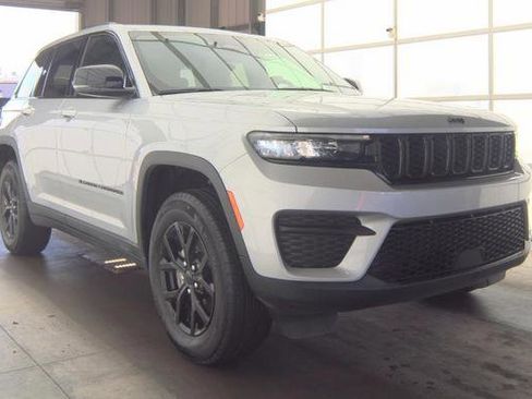 Used 2025 Jeep Grand Cherokee Altitude image 3