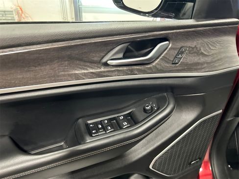 Used 2022 Jeep Grand Cherokee Limited image 15