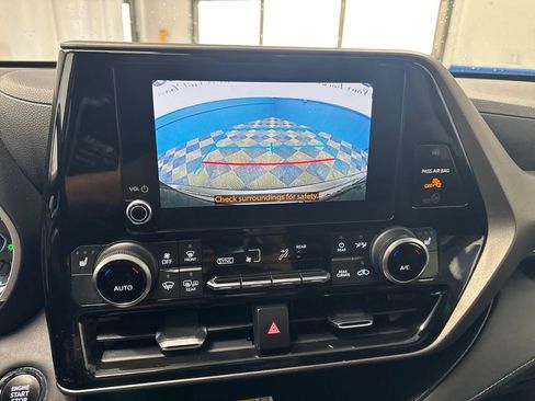 Used 2023 Toyota Highlander XLE AWD/4WD image 20
