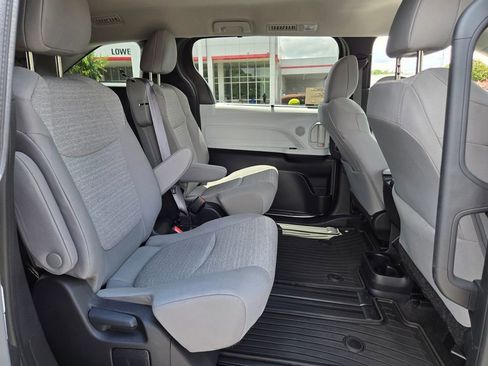 Used 2025 Toyota Sienna LE FWD image 15