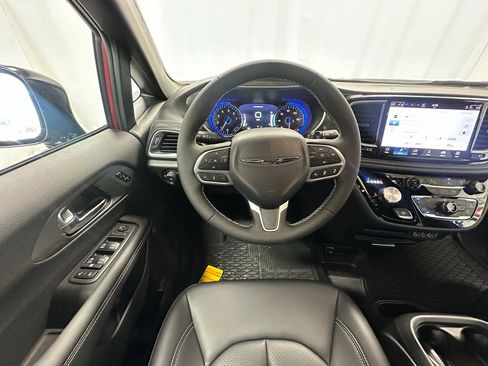 New 2025 Chrysler Pacifica Select w/ Fav Edition Package image 15