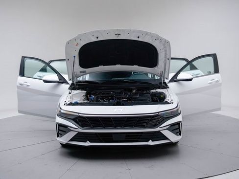 Used 2025 Hyundai Elantra SEL image 16