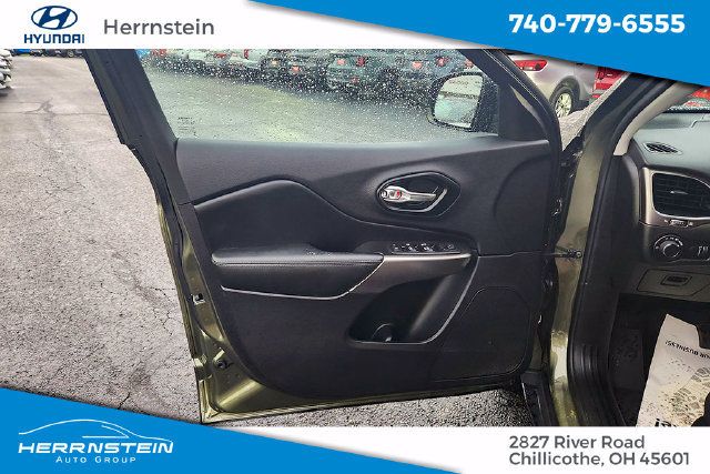 Used 2021 Jeep Cherokee Latitude w/ Mopar Interior Package AWD/4WD image 11