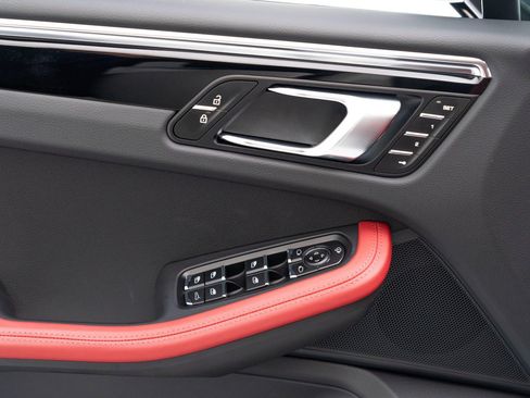 Certified 2025 Porsche Macan image 22