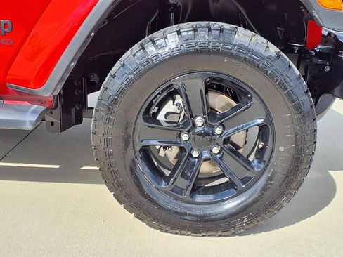 Used 2022 Jeep Wrangler Unlimited Sahara AWD/4WD image 9