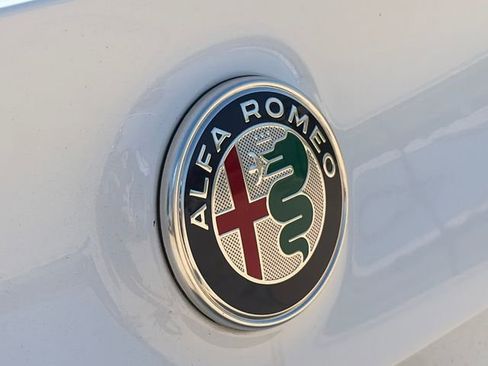 Used 2019 Alfa Romeo Giulia Ti RWD image 10