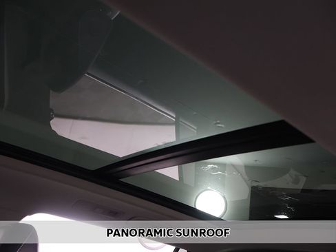 Used 2024 Volkswagen Tiguan SE w/ Panoramic Sunroof Package AWD/4WD image 3