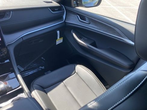 New 2025 Jeep Grand Cherokee L Limited w/ Luxury Tech Group II image 39