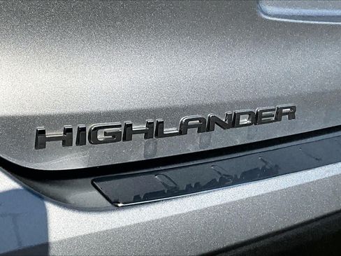 Used 2021 Toyota Highlander LE AWD/4WD image 30