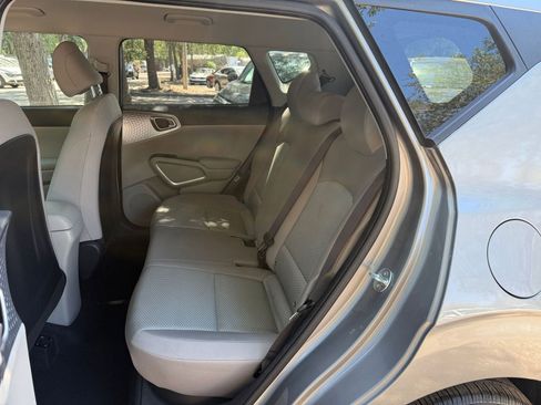 Used 2025 Kia Soul LX w/ LX Technology Package FWD image 36