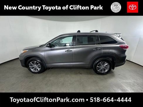 Used 2018 Toyota Highlander XLE AWD/4WD image 6